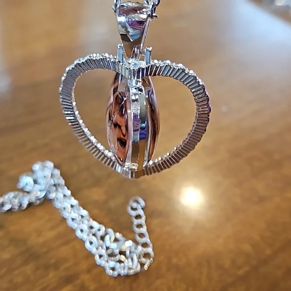NWOT Rotating Heart Taylor Swift Inspired Necklace - Picture 4 of 5